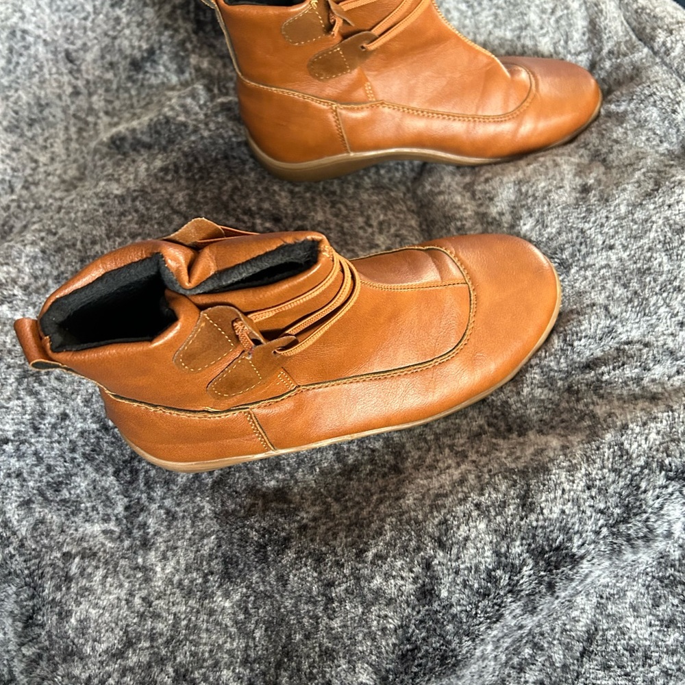 Nice ladies’ short boots!
